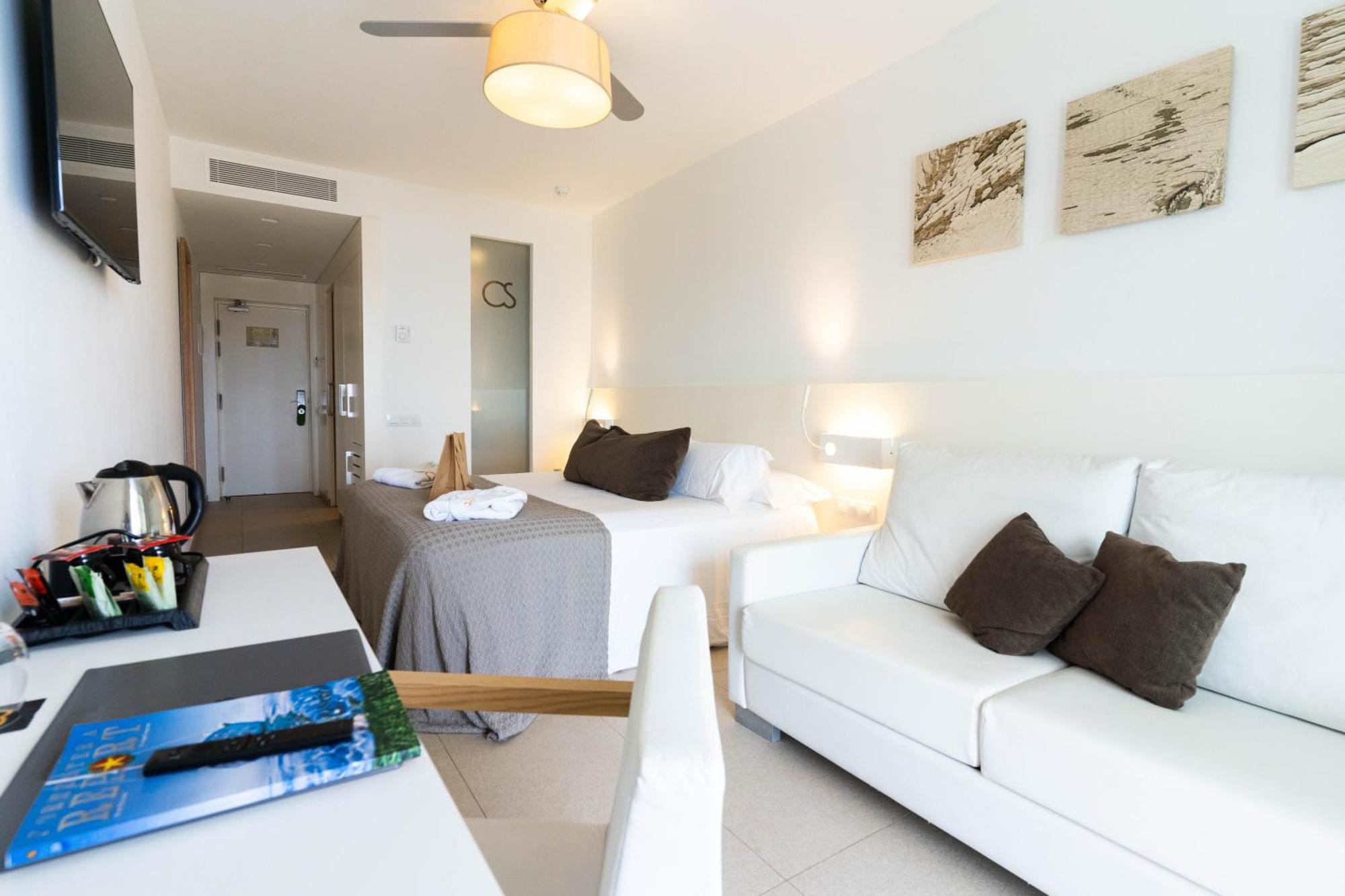 Hotel Cala Saona & Spa Bagian luar foto