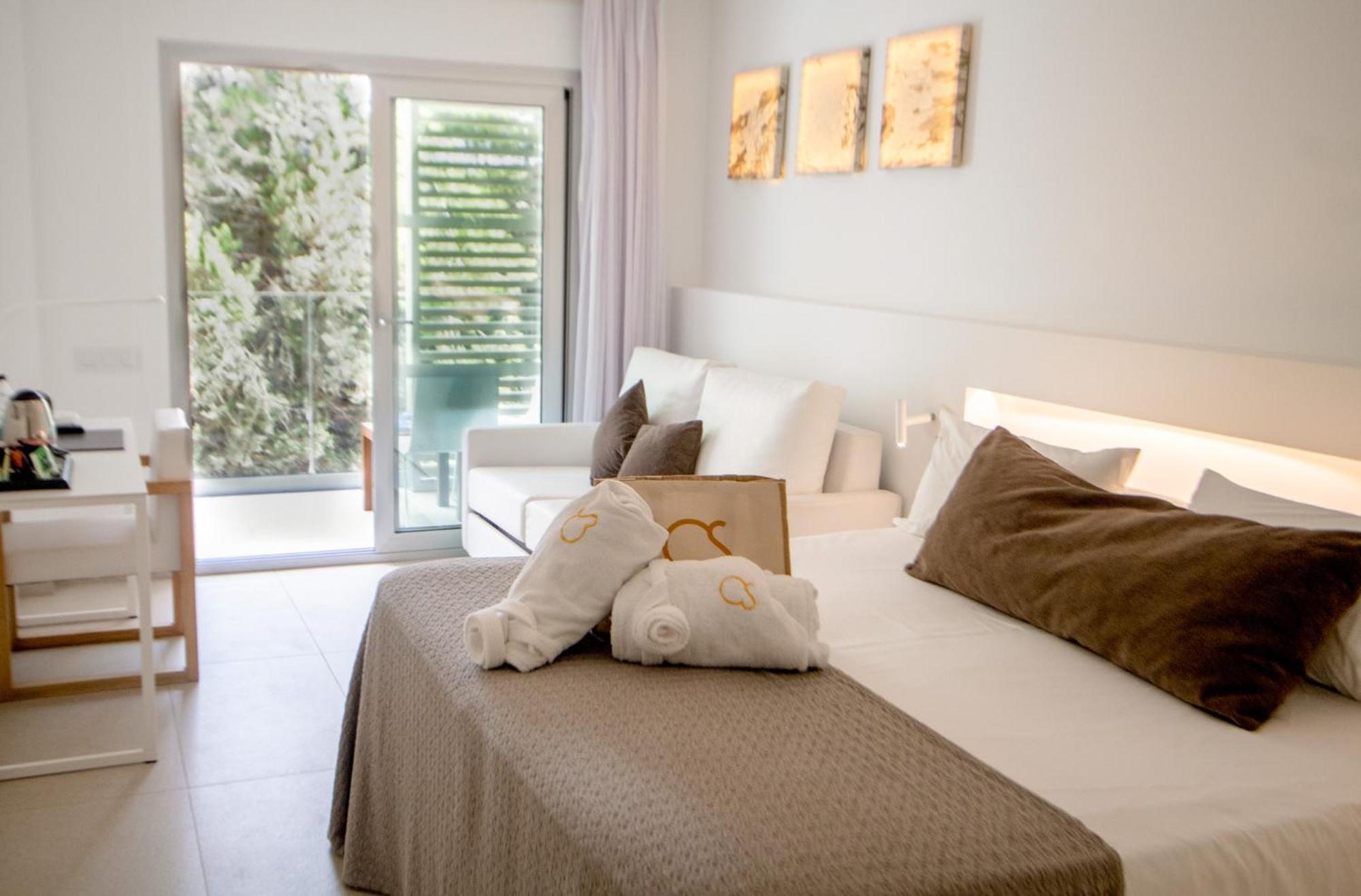 Hotel Cala Saona & Spa Bagian luar foto