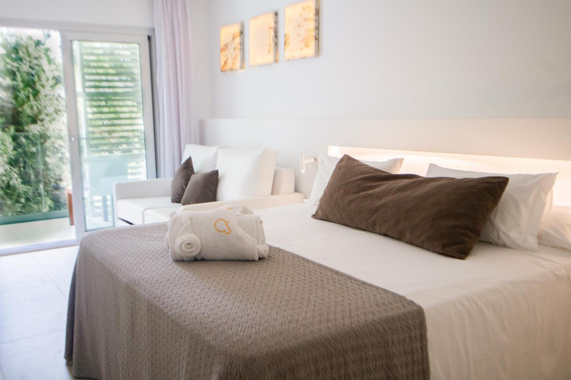 Hotel Cala Saona & Spa Bagian luar foto