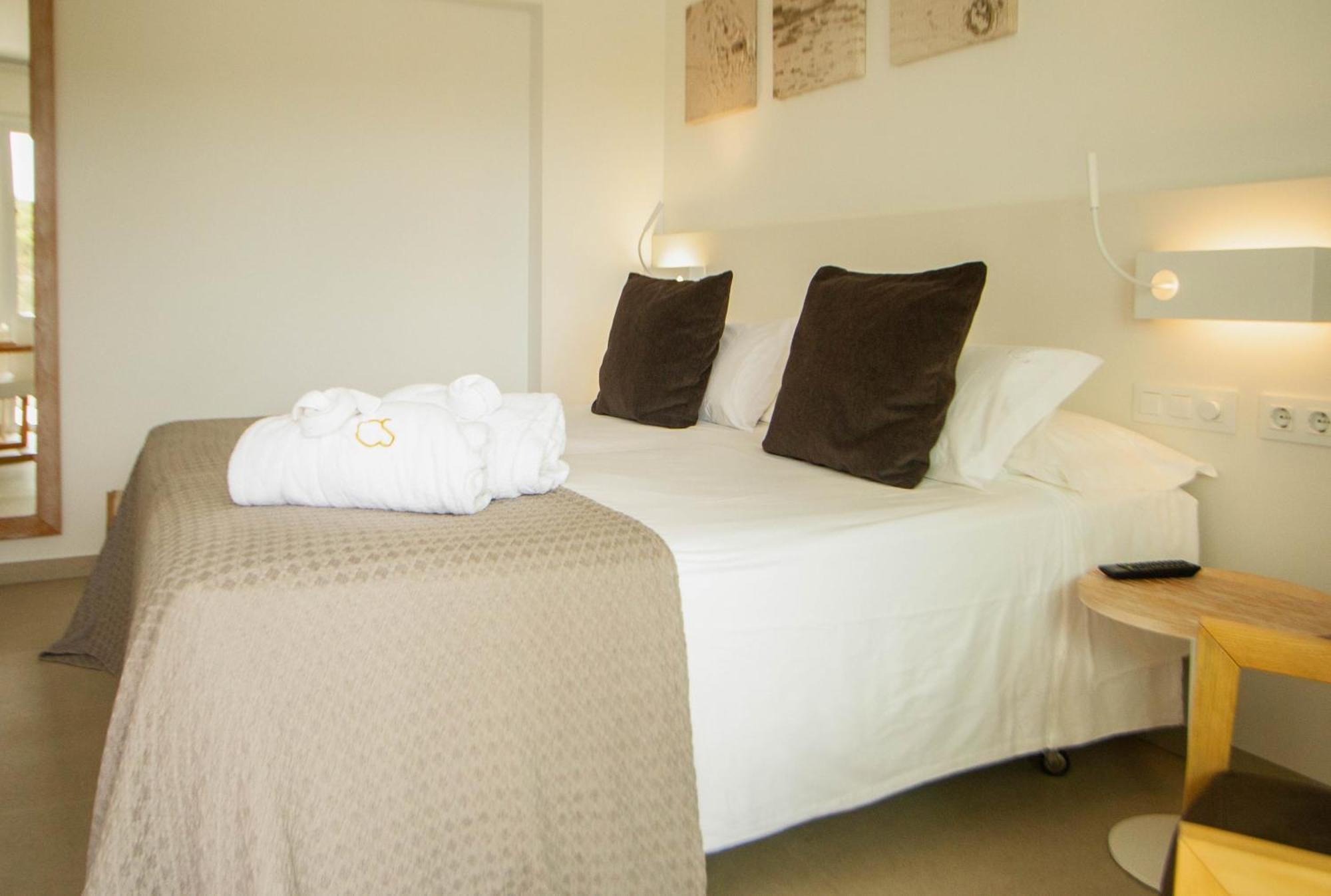 Hotel Cala Saona & Spa Bagian luar foto