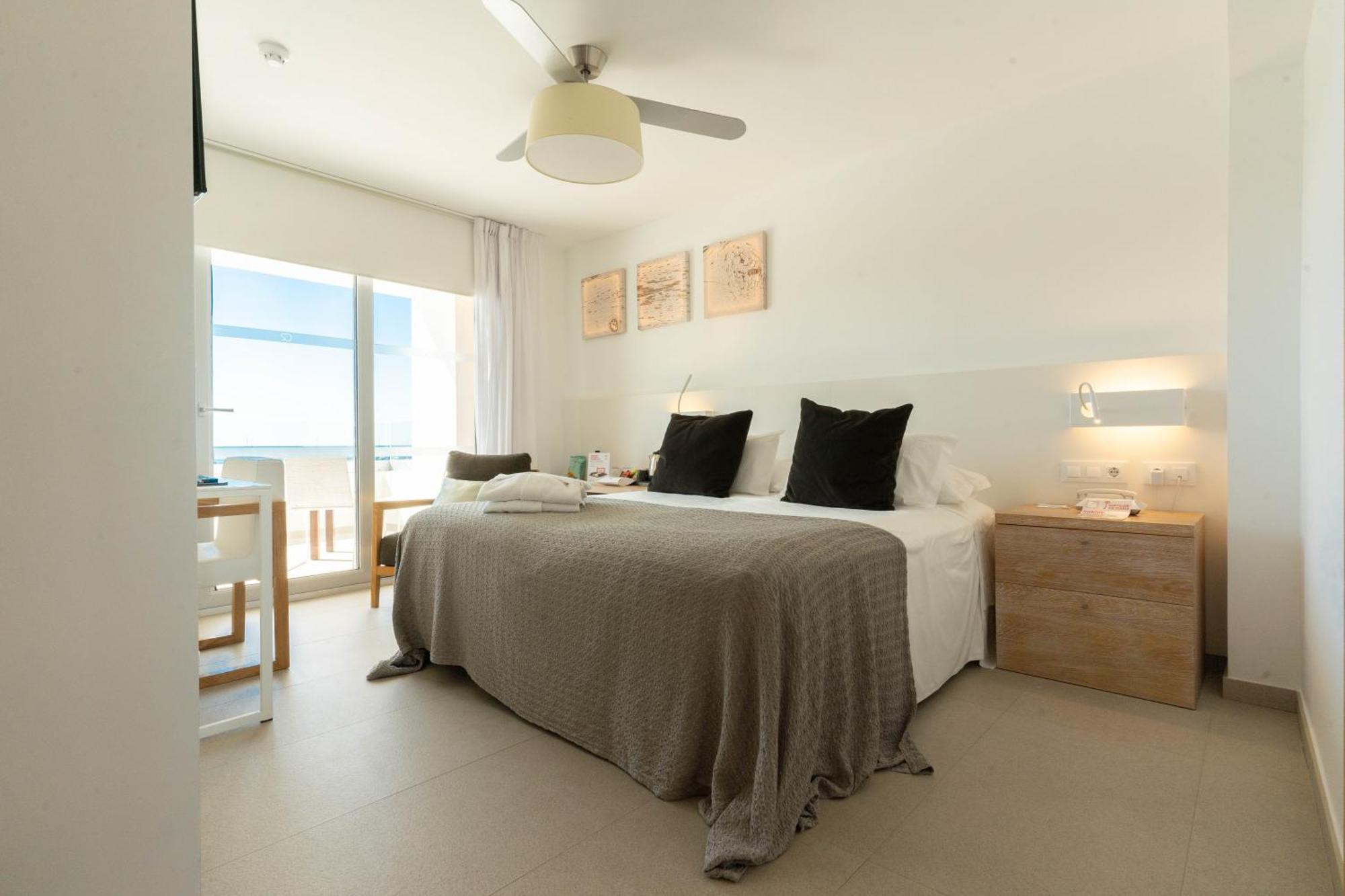 Hotel Cala Saona & Spa Bagian luar foto
